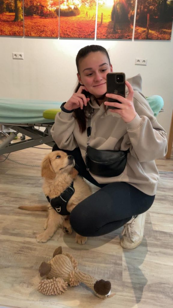 Ronja Perez Asensi mit ihrer Hündin Wilma im Behandlungsraum
